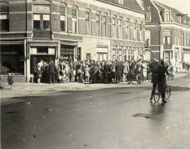 97942 Afbeelding van de rij wachtenden voor de winkel van de Aardappelhandel J.W. Wouterse jr. (Kanaalstraat 105) te ...